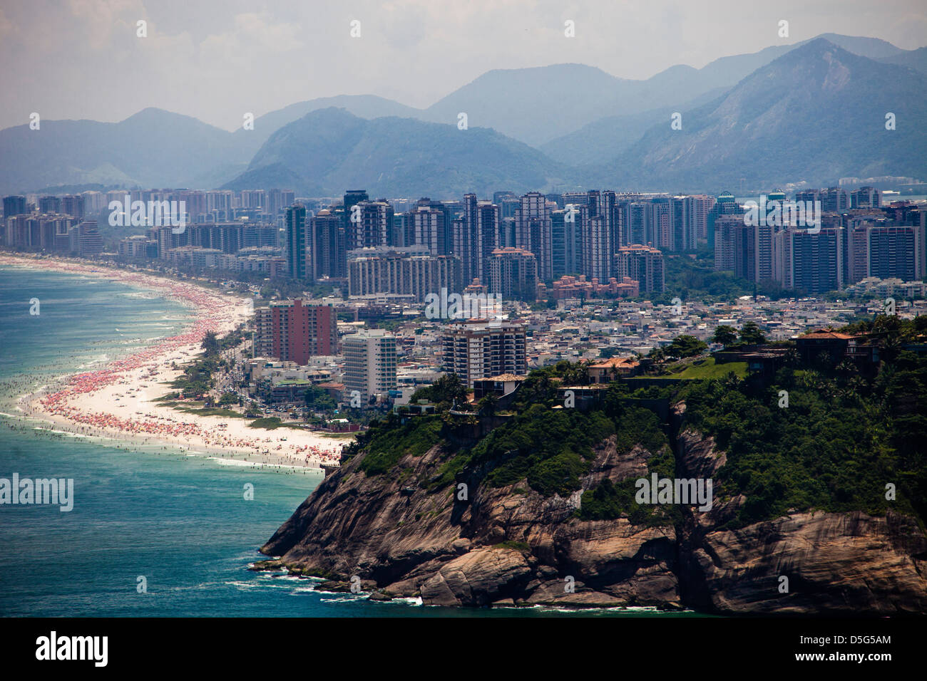 Morro da Joatinga e Joa in primo piano quartiere di lusso di classe superiore mansions la spiaggia di Barra da Tijuca e la sua condominiuns Foto Stock