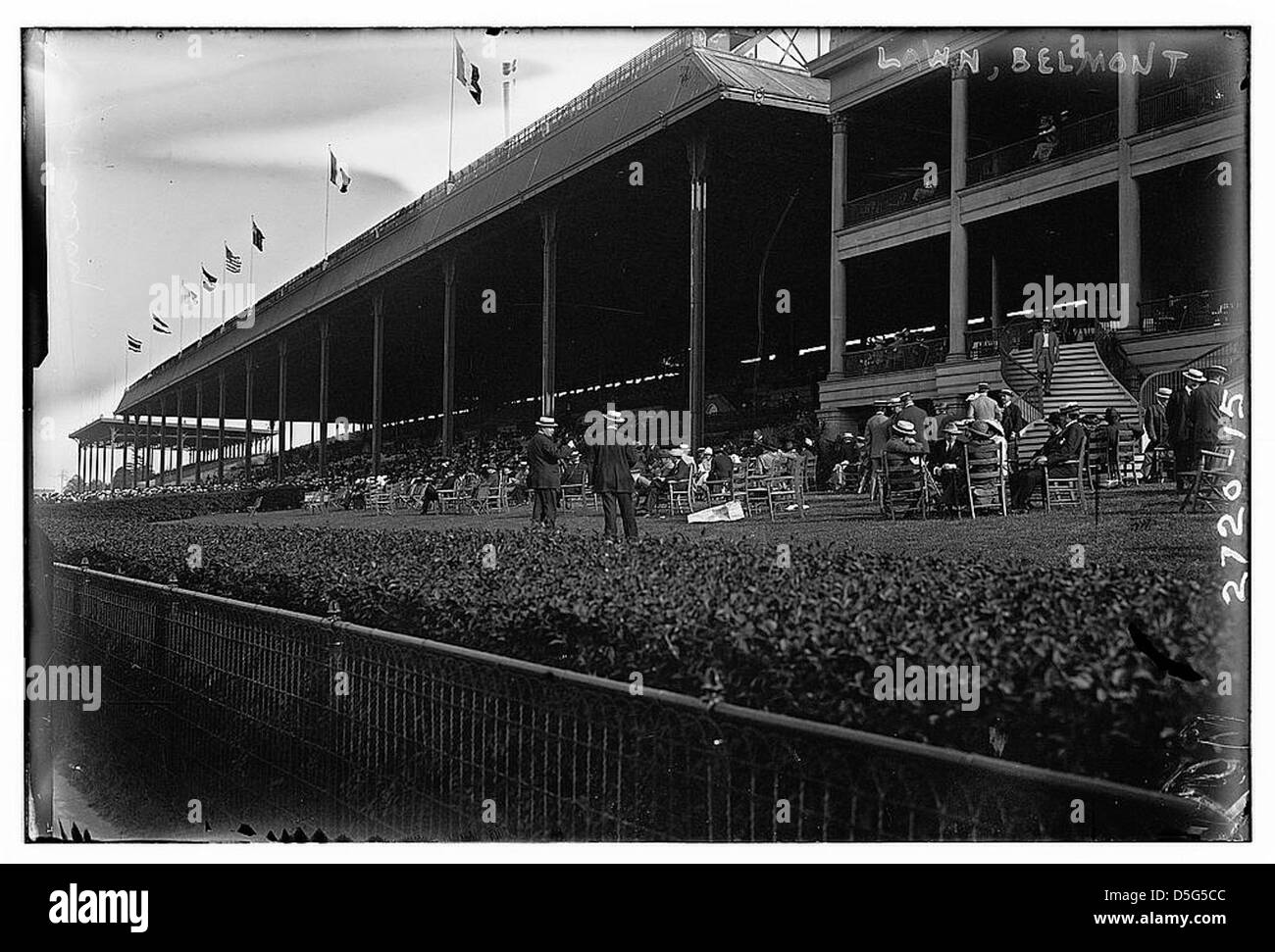 Belmont Park, situato a Long Island, è famoso per le corse di cavalli. L'immagine raffigura la grandezza di Belmont Park durante uno spettacolo, mostrando il suo ruolo di sede chiave nelle corse di cavalli americane. Conosciuto per le piste Belmont Stakes, è un circuito di primo piano negli Stati Uniti e un punto di riferimento nella storia delle corse di purosangue. Foto Stock