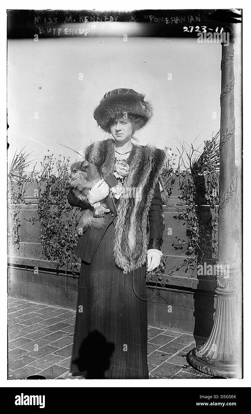 Miss Marian Kennedy posa con il suo cane Pomerania, Buttercup, all'evento American Pomeranian Club tenutosi al Waldorf-Astoria di New York. Nota per il suo status di socialite, Kennedy è mostrata in uno stile moderno in mezzo all'ambiente di lusso del giardino sul tetto. Foto Stock