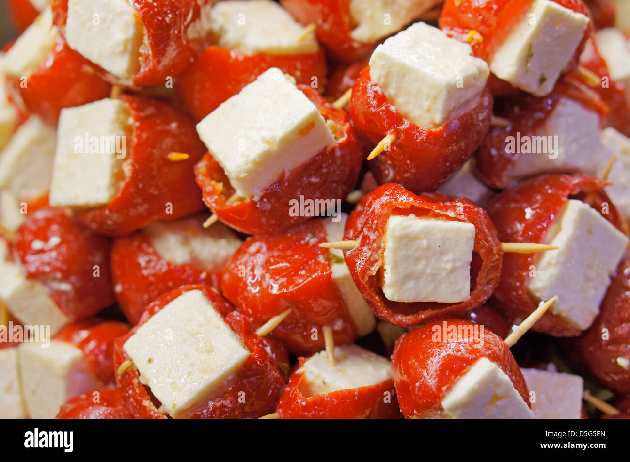 Peperoncini ripieni di formaggio feta Foto Stock