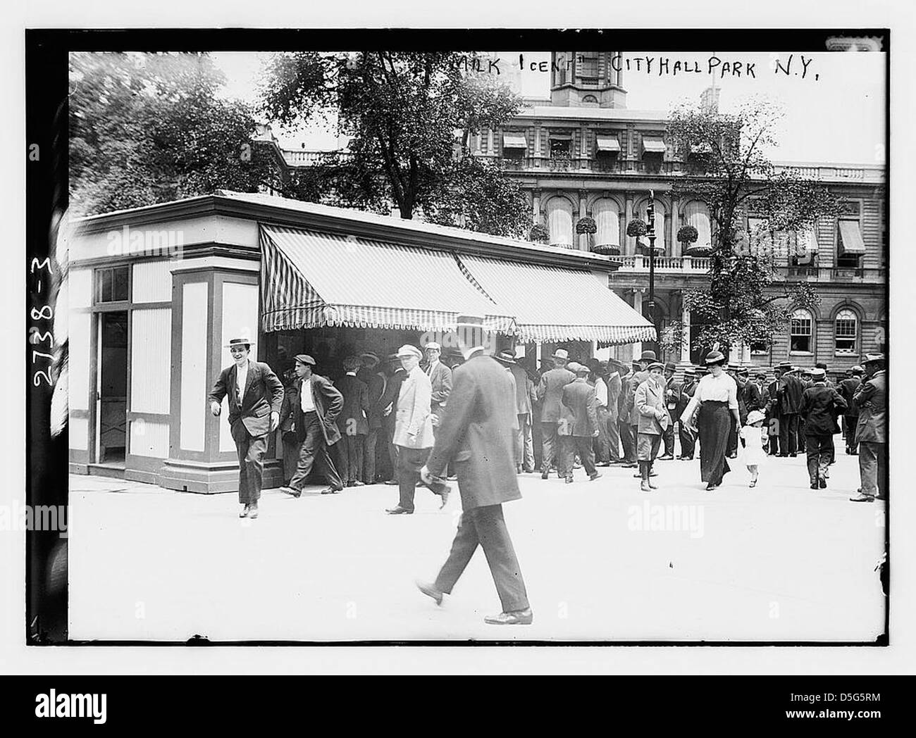 Un'immagine storica degli anni '1920 che mostra il latte venduto per 1 centesimo a bicchiere al City Hall Park di New York. La foto evidenzia il ruolo di Nathan Straus nel fornire latte a prezzi accessibili attraverso la pastorizzazione. Foto Stock