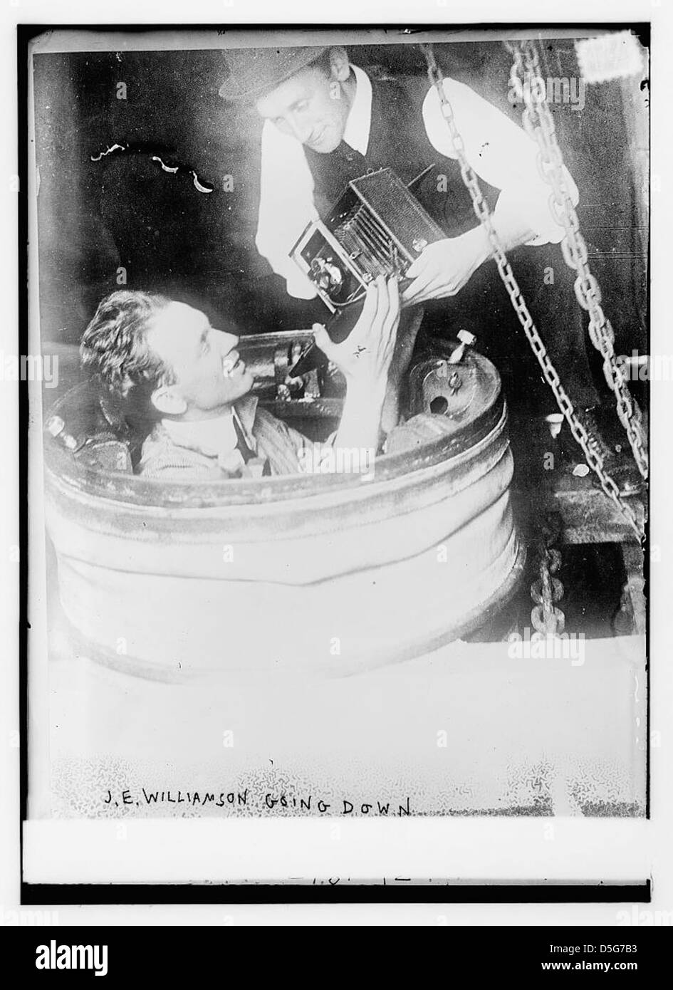 J.E. Williamson, un fotografo, viene mostrato mentre si prepara per una fotografia subacquea. L'immagine cattura il momento mentre scende per catturare la vita marina, riflettendo la fotografia dei primi anni del XX secolo. Foto Stock