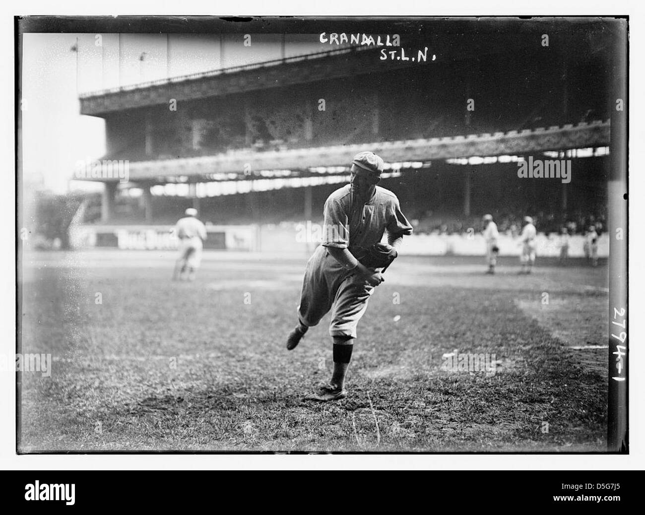 DOC Crandall, un lanciatore della squadra della St. Louis National League, viene catturato in questa immagine al Polo Grounds di New York. La fotografia lo mostra con la sua uniforme, pronta durante una partita, evidenziando il suo contributo al baseball. Foto Stock