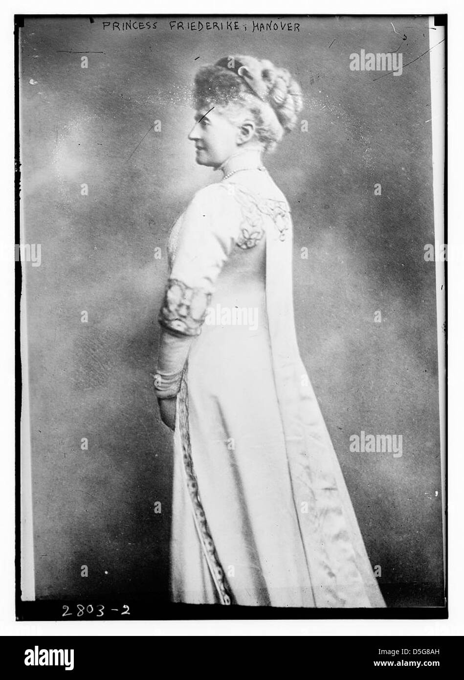 La principessa Friederike di Hannover è mostrata in un ritratto di profilo, in piedi elegantemente in un abito, che rappresenta la Casa di Welf. L'immagine riflette i reali europei all'inizio del XX secolo. Foto Stock La principessa Friederike di Hannover è mostrata in un ritratto di profilo, in piedi elegantemente in un abito, che rappresenta la Casa di Welf. L'immagine riflette i reali europei all'inizio del XX secolo. Foto Stock