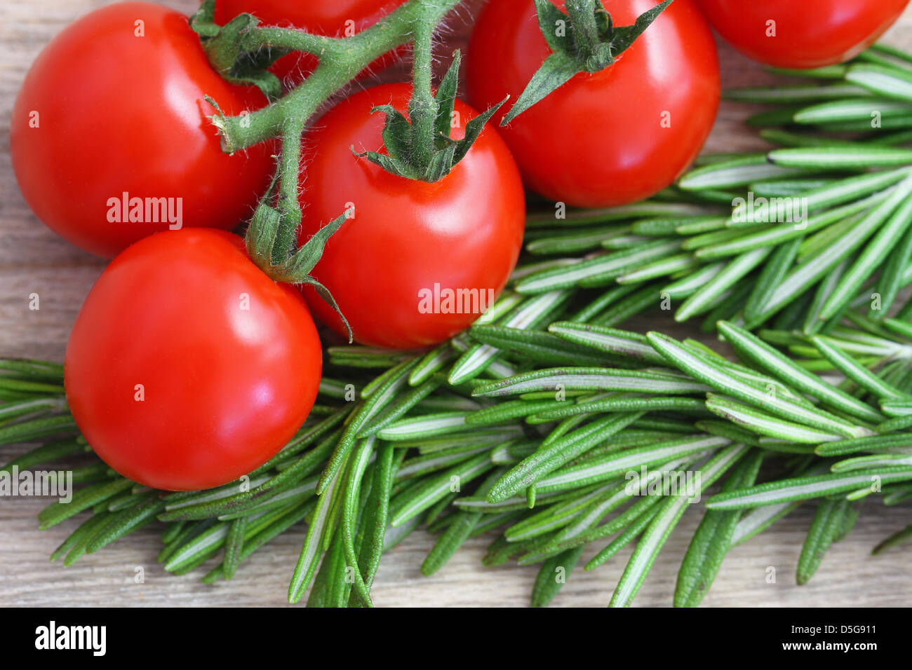 Pomodori ciliegia e di rosmarino fresco erbe, close up Foto Stock