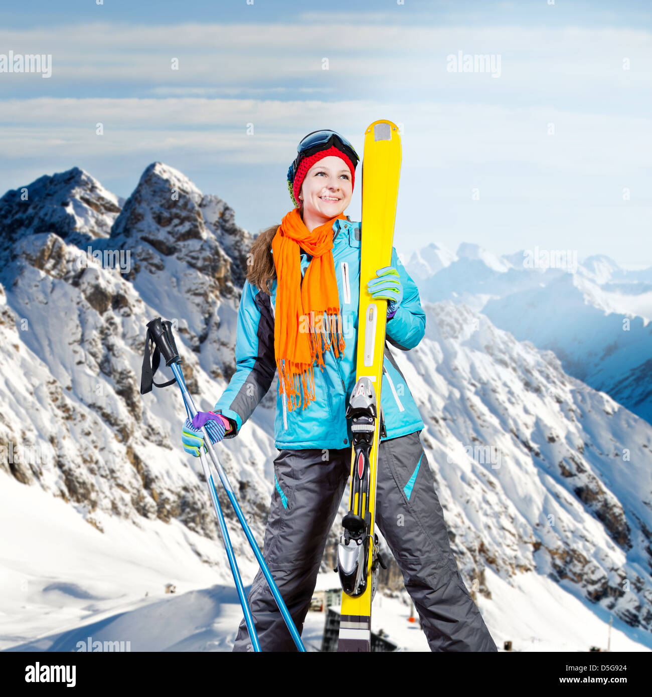 Una femmina di sciatori sulle piste nelle Alpi, l'Europa. Foto Stock