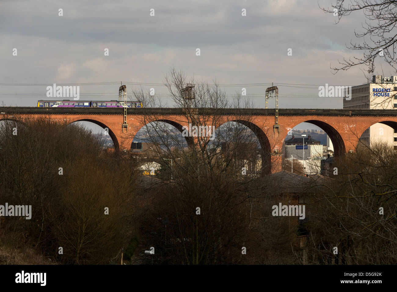 Il Viadotto di Stockport . La porta del ponte della ferrovia sul fiume Mersey in Stockport , Greater Manchester Foto Stock