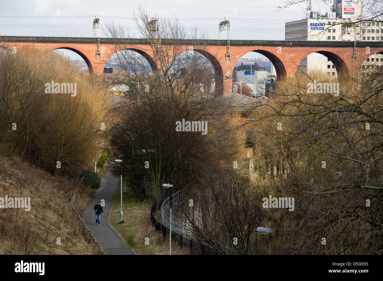 Il Viadotto di Stockport . La porta del ponte della ferrovia sul fiume Mersey in Stockport , Greater Manchester Foto Stock
