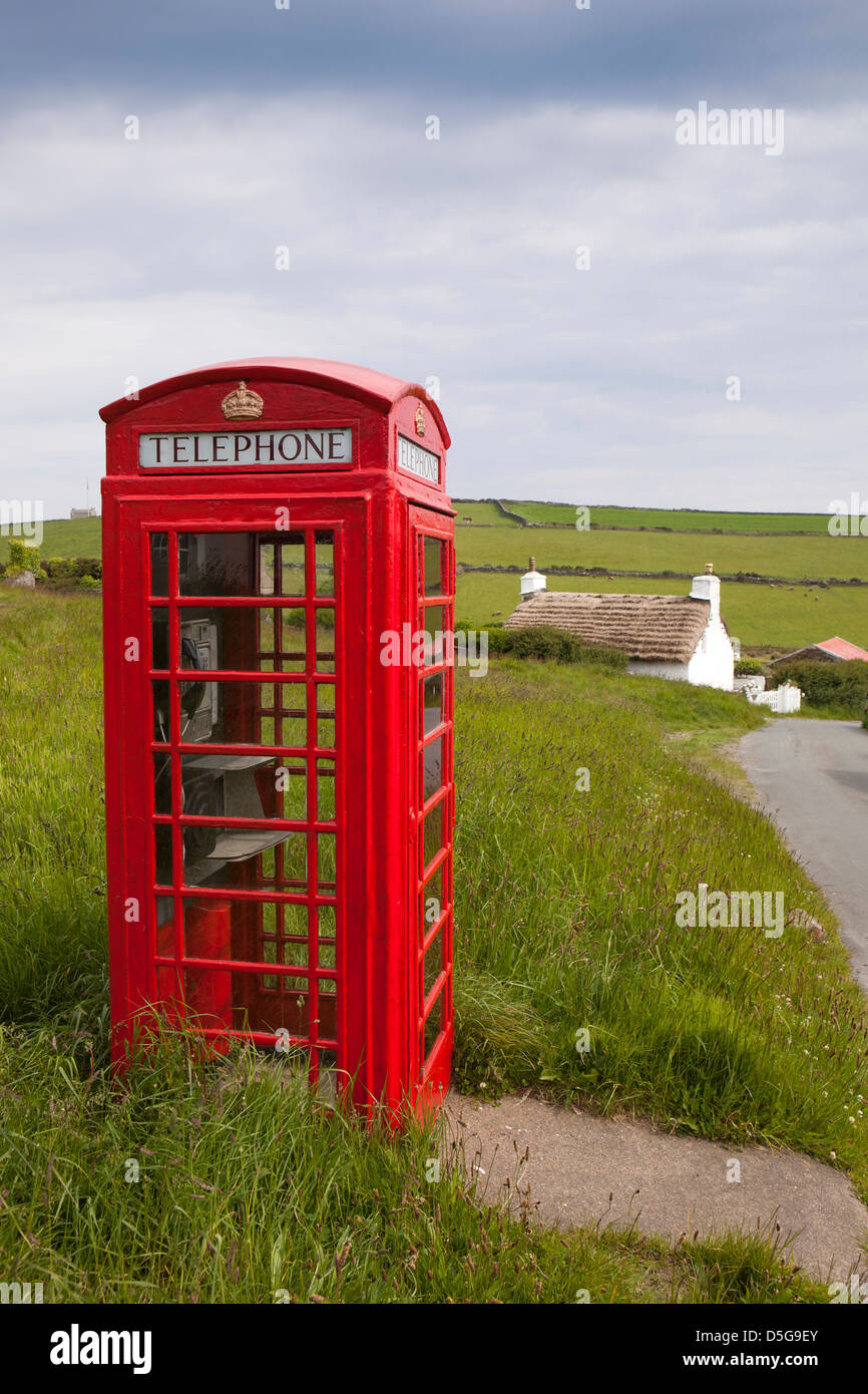Isola di Man, Cregneash, Manx Heritage Village folk museum, vecchio telefono rosso box Foto Stock