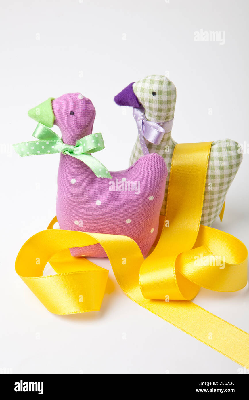 Farcite le anatre e nastro giallo Foto Stock