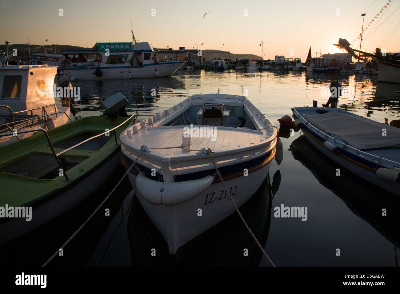 Tramonto sul porto di Izola, Slovenia Foto Stock