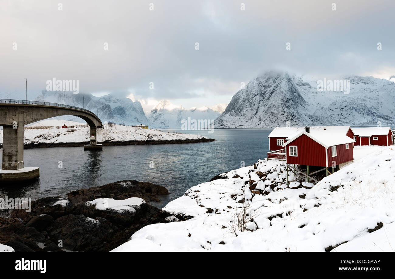 Una vista Reinefjorden verso la montagna di Olstind dalla strada a Hamnoy Harbour Foto Stock