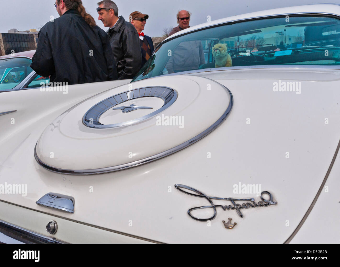 Città Giardino, New York, Stati Uniti Marzo 31, 2013. Questo white 1958 Chrysler Imperial ha un' imitazione di pneumatici Continental rigonfiamento sul suo tronco coperchio, a 58th annuale Domenica di Pasqua auto d'epoca, parata e spettacolo patrocinato dalla Città Giardino Camera di Commercio. Centinaia di autentico antico di autovetture, 1898-1988, compresi gli oggetti d'antiquariato, classic e particolare interesse ha partecipato alla sfilata.Credit: Ann e Parry/Alamy Live News Foto Stock