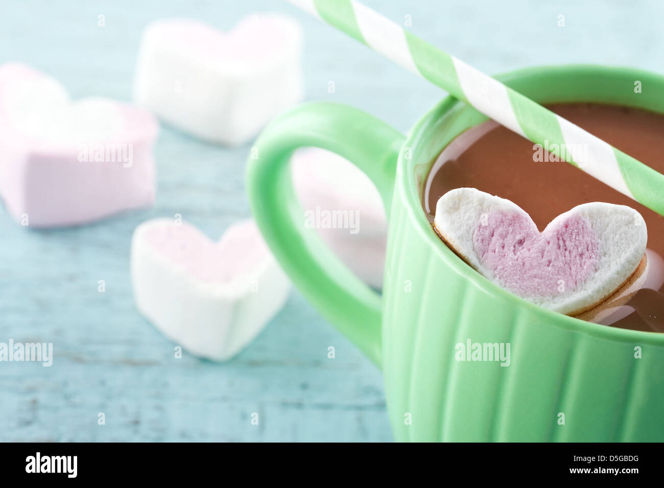 Cioccolata calda e un cuore marsmallow sagomata in una tazza verde Foto Stock