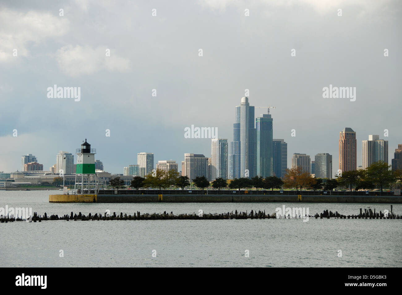 Sullo skyline di Chicago, con il lago Michigan in primo piano Foto Stock