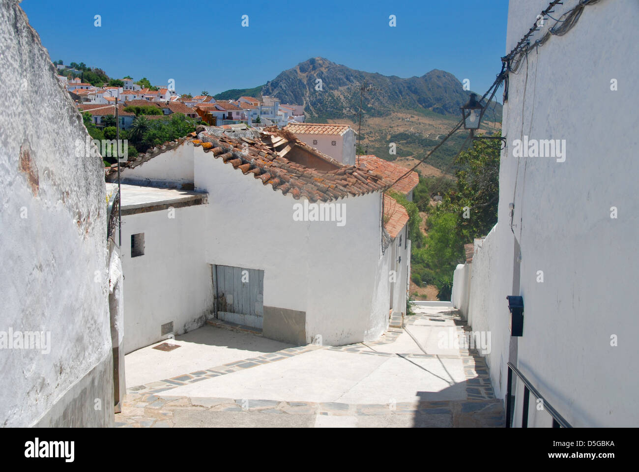 Una strada di Gaucin, un 'pueblo blanco' in Andalusia Foto Stock