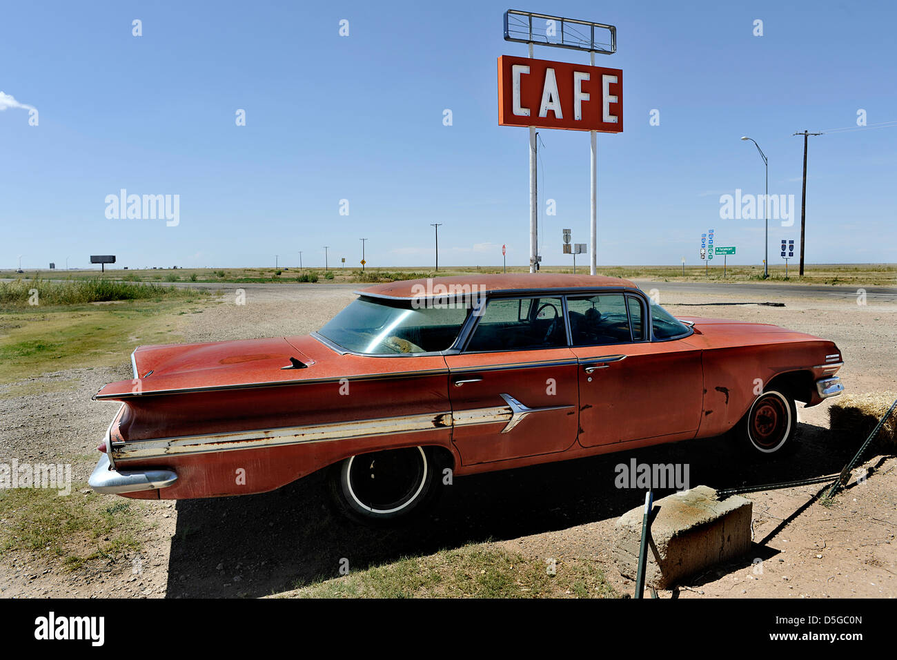 Pick-Up Truck con Graffiti, parcheggiato a metà Cafe, Route 66, Adrian, Texas Foto Stock
