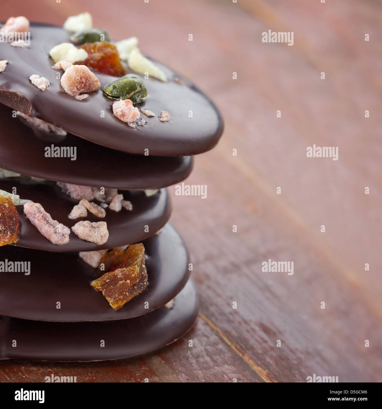 Pila di dark deliziose crude cioccolato artigianale in legno rosso sfondo, con spazio di copia Foto Stock