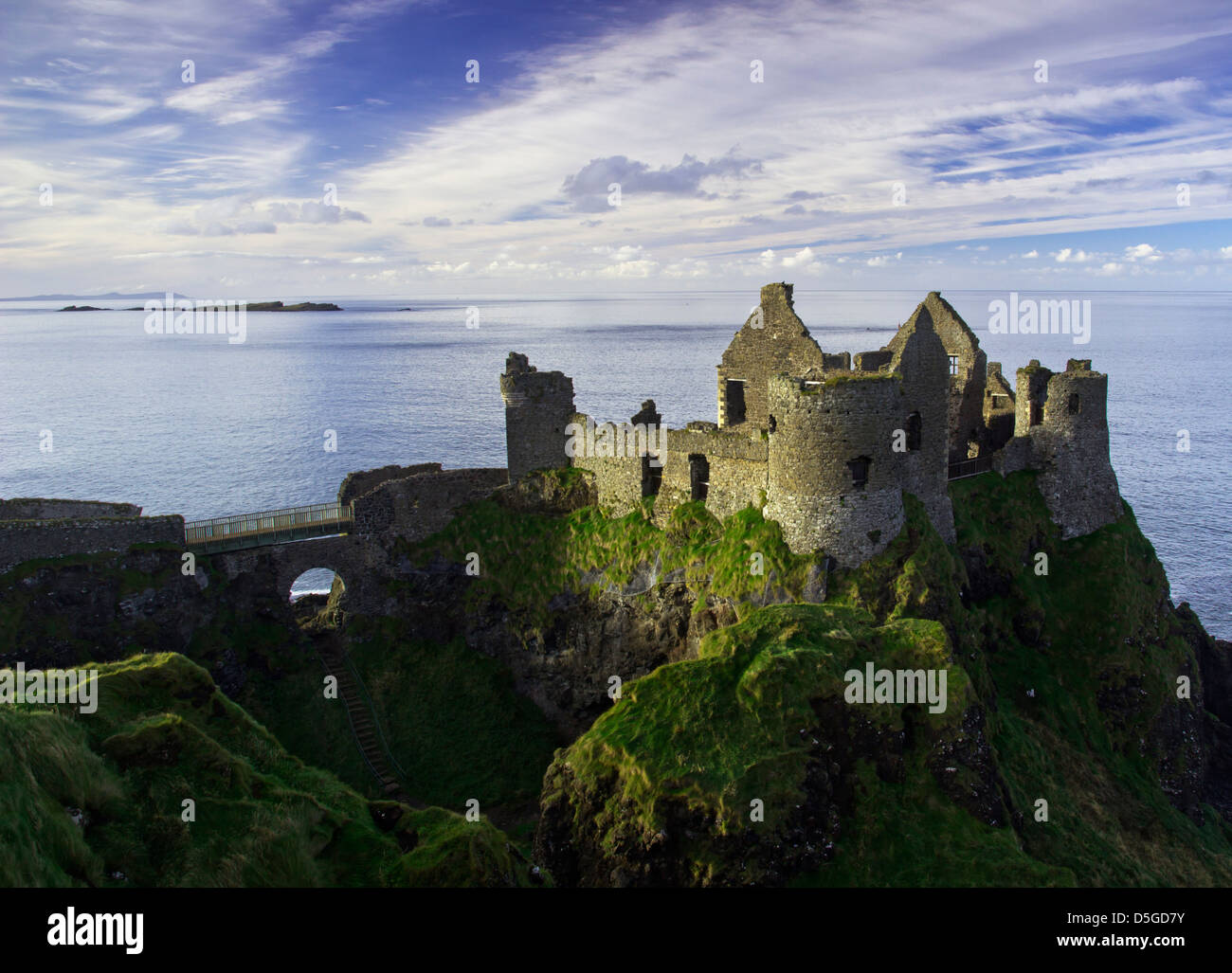 Dunluce Castle - un famoso punto di riferimento dalla costa dell'Irlanda del Nord - su un bel pomeriggio di sole. Foto Stock