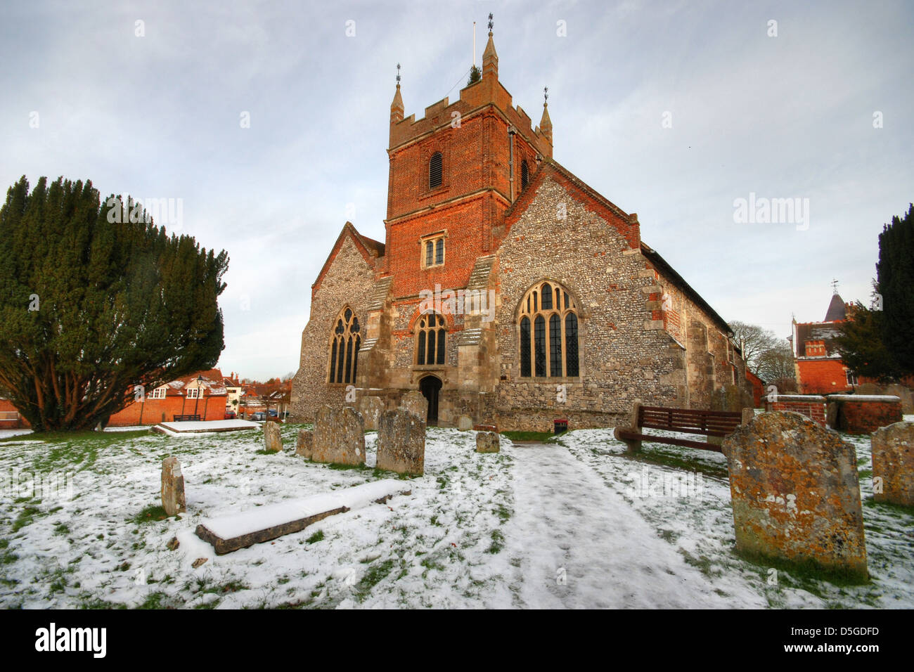 Odiham chiesa con neve sul cimitero Foto Stock