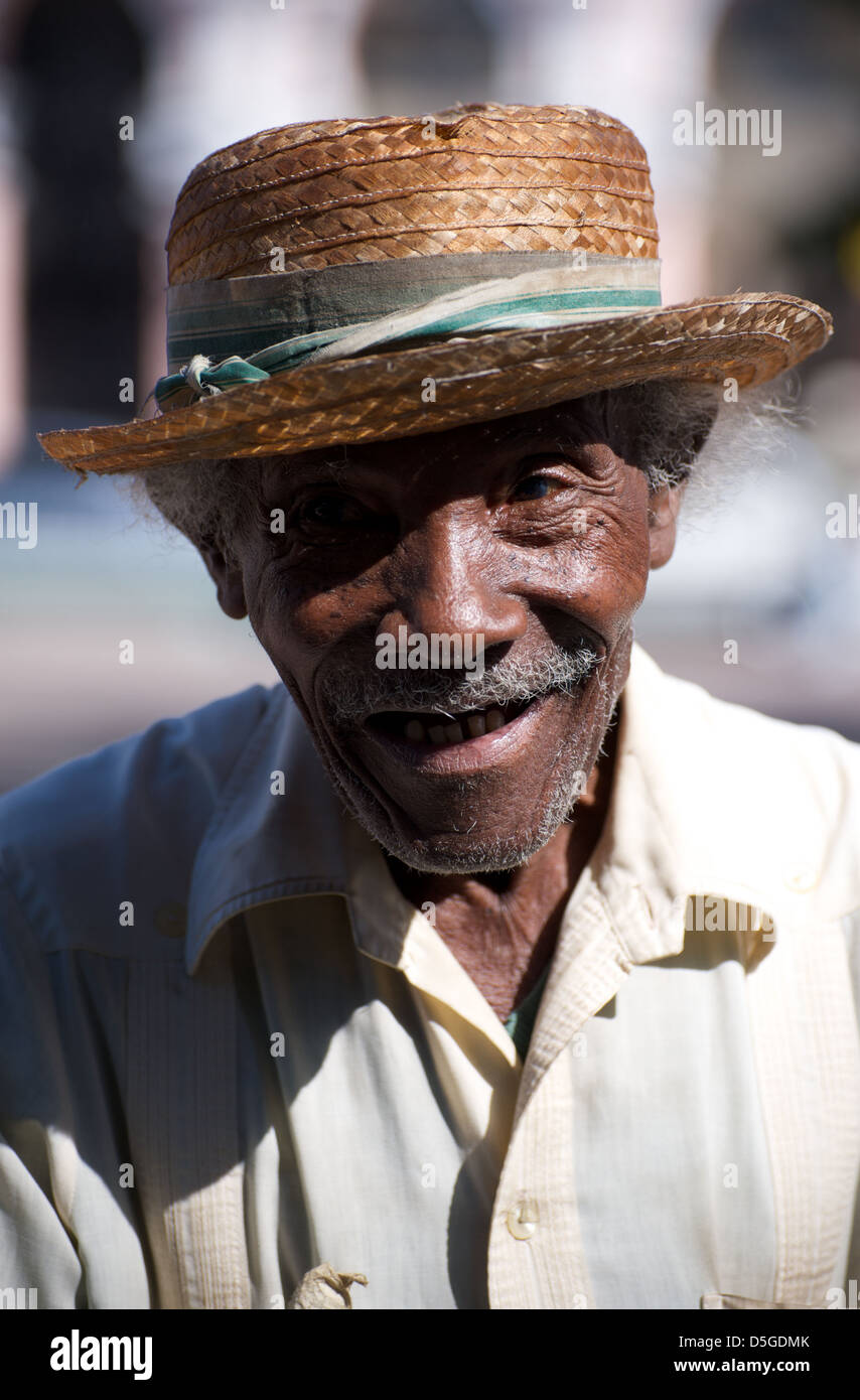 Chiudere l immagine del vecchio uomo cubano con cappello di paglia in Cuba Foto Stock