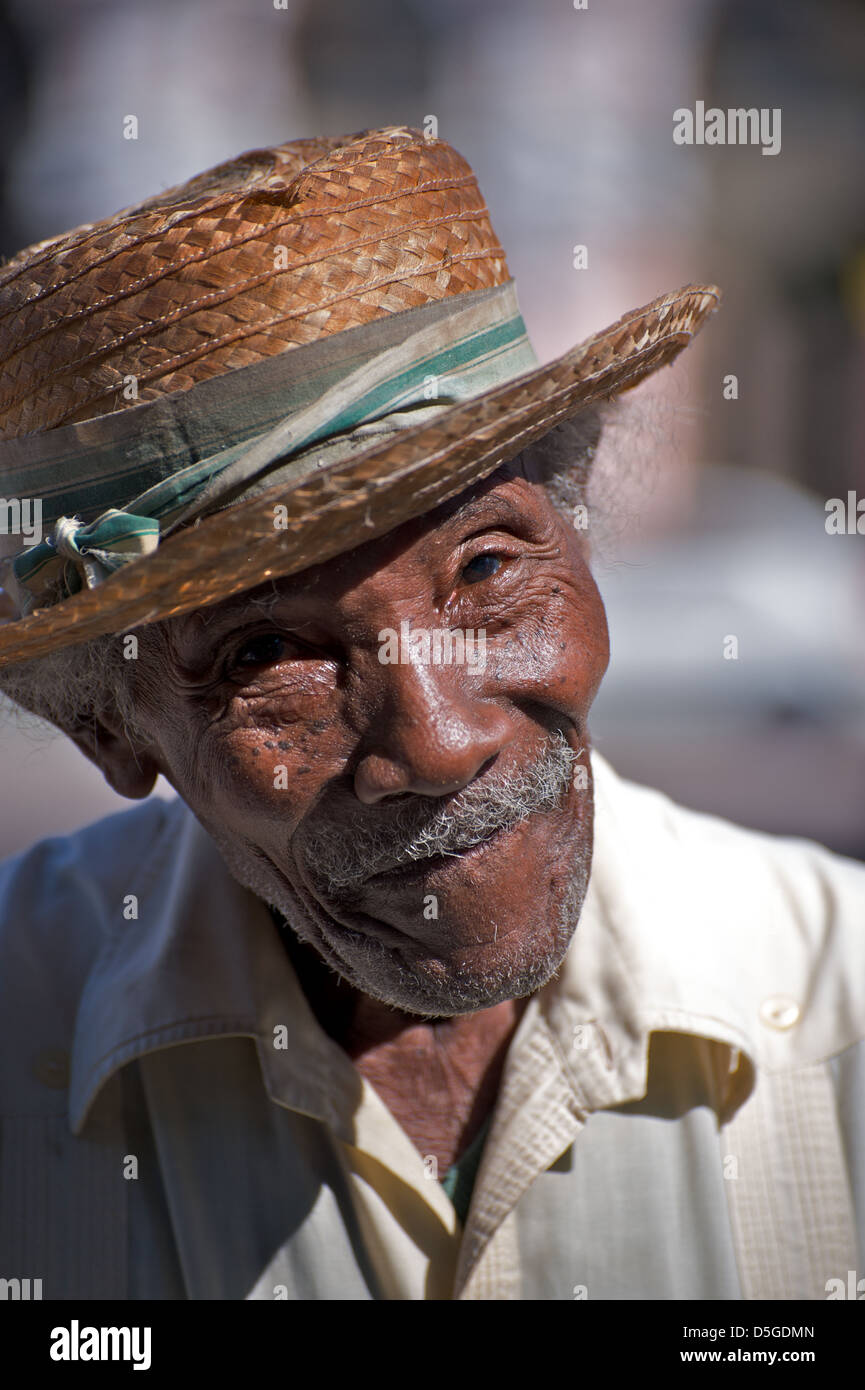 Chiudere l immagine del vecchio uomo cubano con cappello di paglia in Cuba Foto Stock