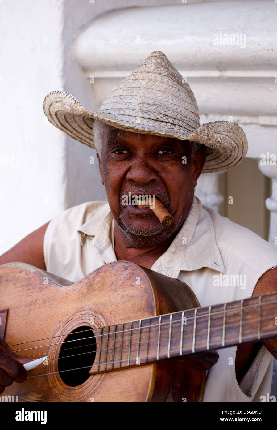 Un anziano musicista con sigaro nelle strade di Santiafo de Cuba Foto Stock