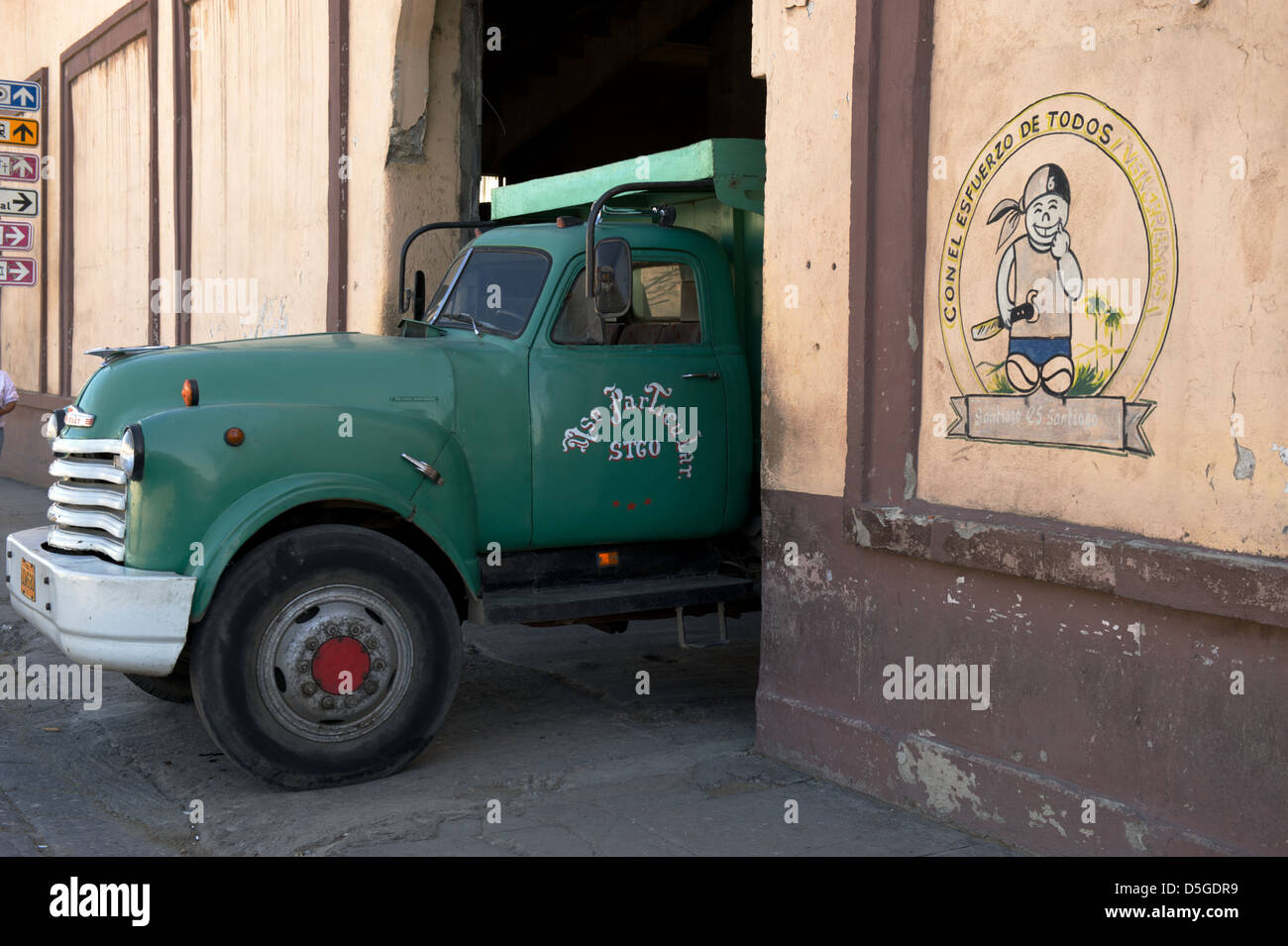 Un vecchio carrello emergente da un magazzino in Santiago de Cuba Foto Stock