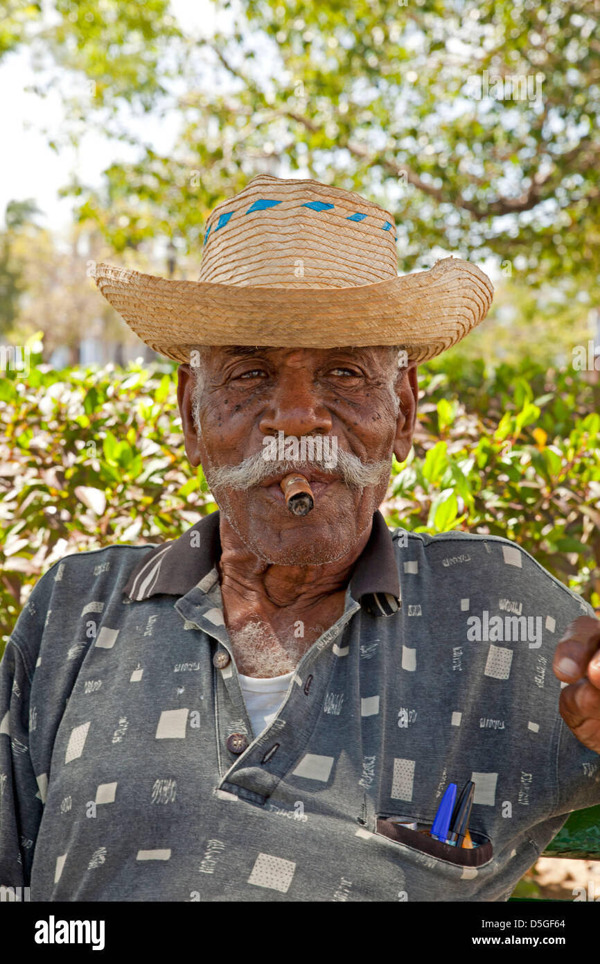 Uomo anziano di fumare un sigaro, Cienfuegos, Cuba, Caraibi Foto Stock