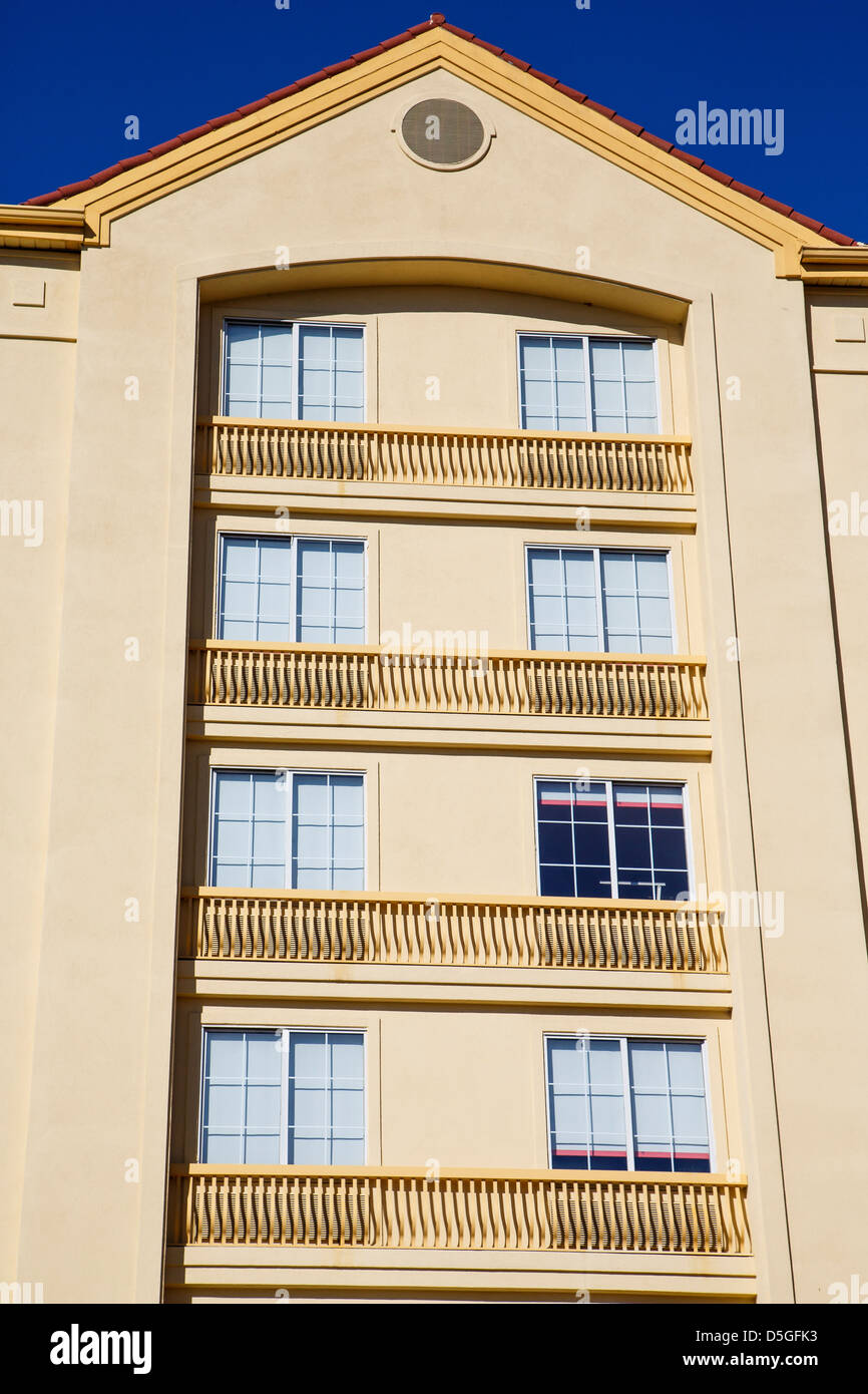 Una tenda aperta in stucco giallo parete hotel Foto Stock