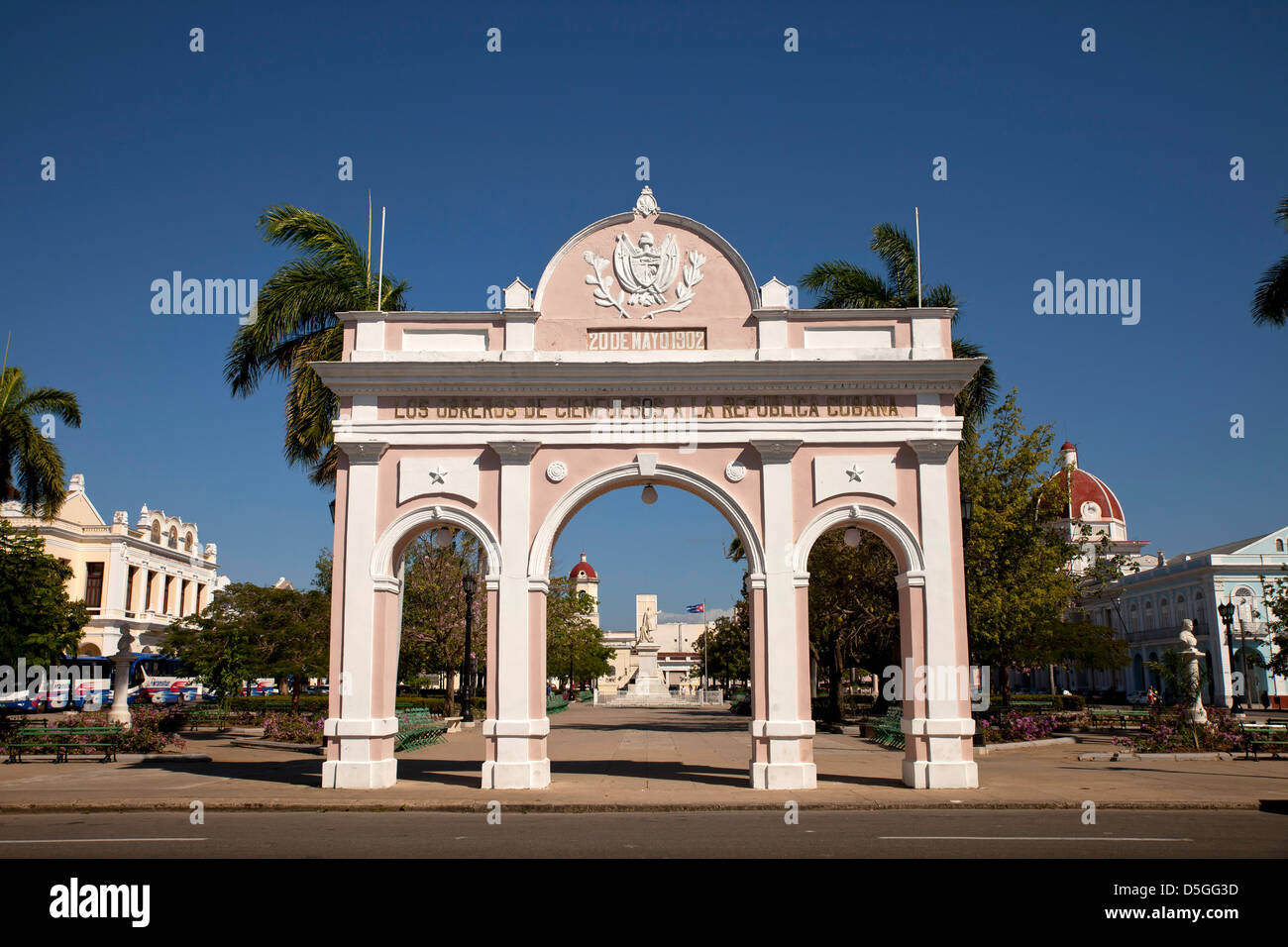 Arco di Triumphal Arco de Triunfo e Parque Jose Marti a Cienfuegos, Cuba, Caraibi Foto Stock