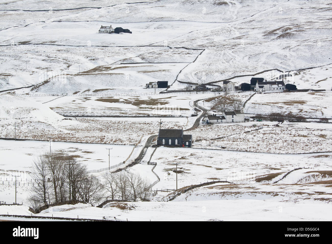 Teesdale, County Durham, Regno Unito. Il 31 marzo 2013. Copertura di neve rimane in Teesdale, County Durham, Inghilterra, Regno Unito dove gli allevatori di pecore continuare a stock di alimentazione con il fieno. Questi ultimi le basse temperature hanno mantenuto le condizioni della neve in aree montane del Regno Unito. Credito: Rupert Sagar-Musgrave / Alamy Live News Foto Stock