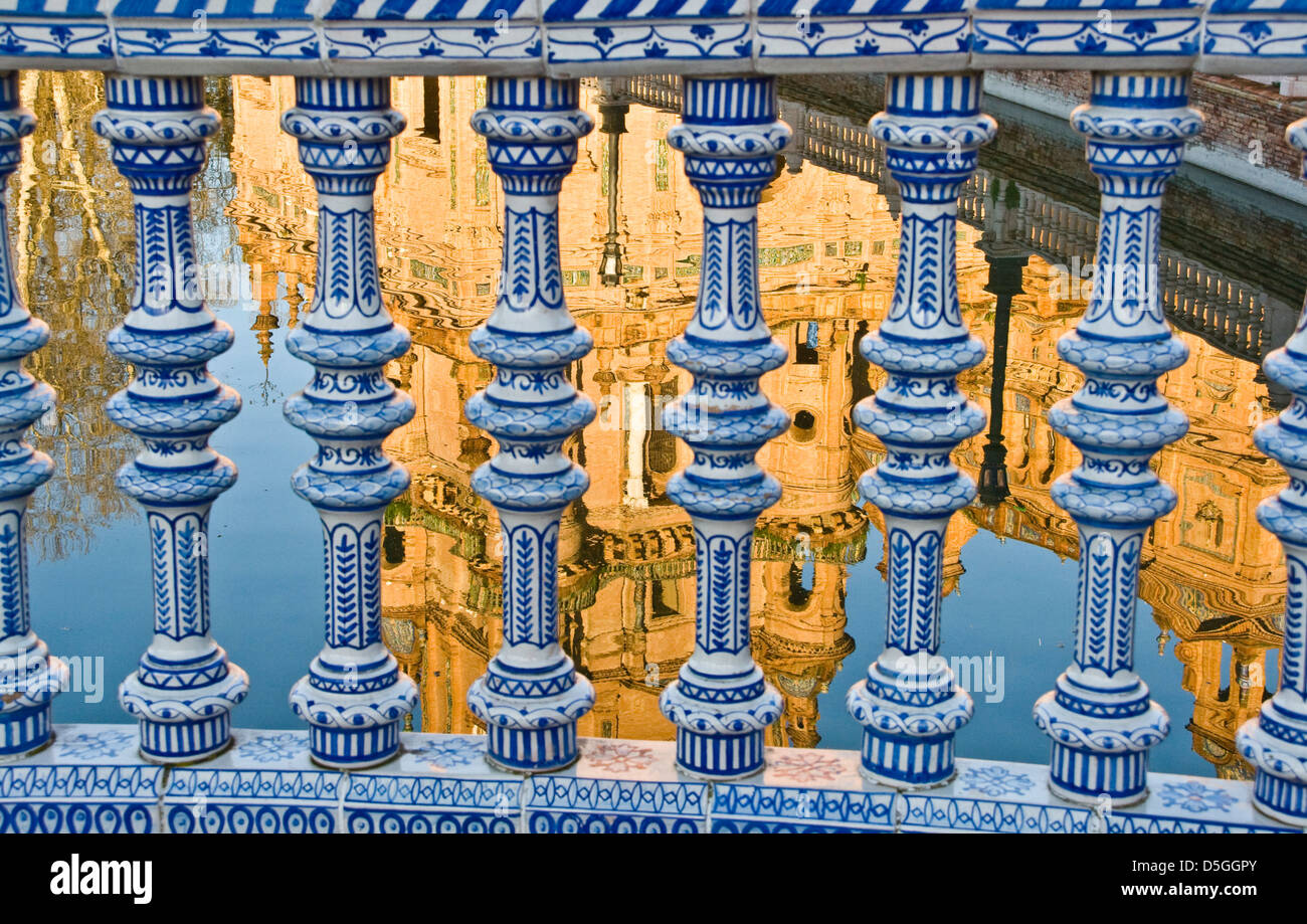 Riflessione attraverso balaustre in ceramica Plaza Espana Siviglia Andalusia Andalusia Spagna Europa Foto Stock