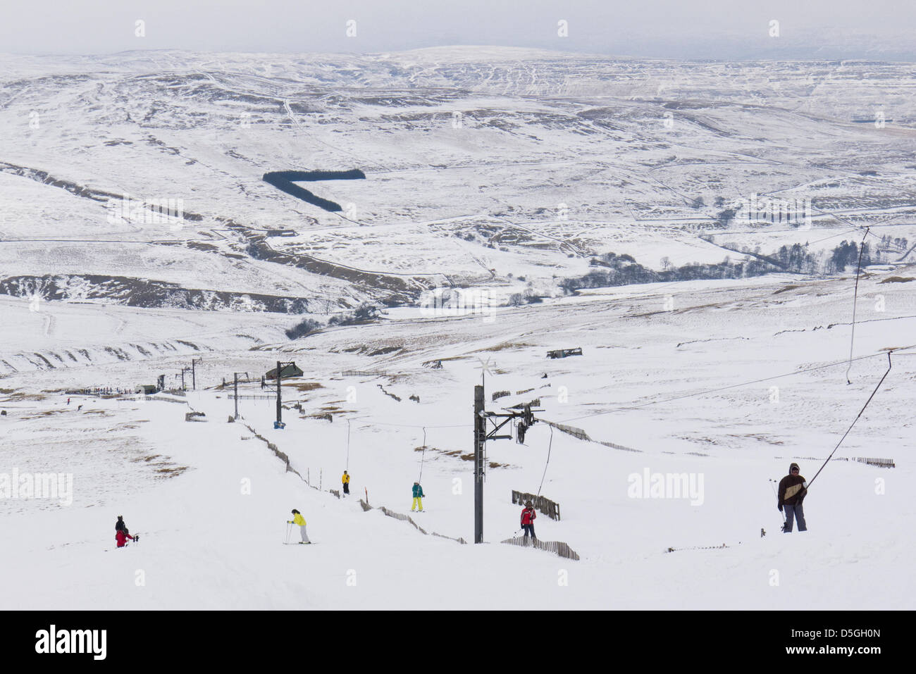 Teesdale, County Durham, Regno Unito. Il 31 marzo 2013. Gli snowboarder e sciatori godendo di buone condizioni di neve a Yad Moss trascina il sollevamento in Teesdale, County Durham, Inghilterra, Regno Unito. Questi ultimi le basse temperature hanno mantenuto le condizioni della neve in aree montane del Regno Unito. Credito: Rupert Sagar-Musgrave / Alamy Live News Foto Stock