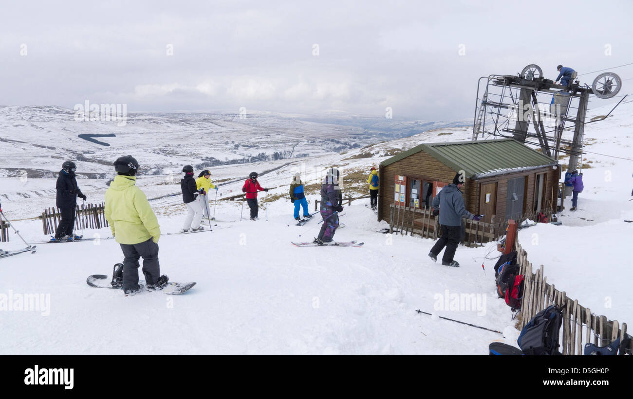 Teesdale, County Durham, Regno Unito. Il 31 marzo 2013. Gli snowboarder e sciatori godendo di buone condizioni di neve a Yad Moss trascina il sollevamento in Teesdale, County Durham, Inghilterra, Regno Unito. Questi ultimi le basse temperature hanno mantenuto le condizioni della neve in aree montane del Regno Unito. Credito: Rupert Sagar-Musgrave / Alamy Live News Foto Stock