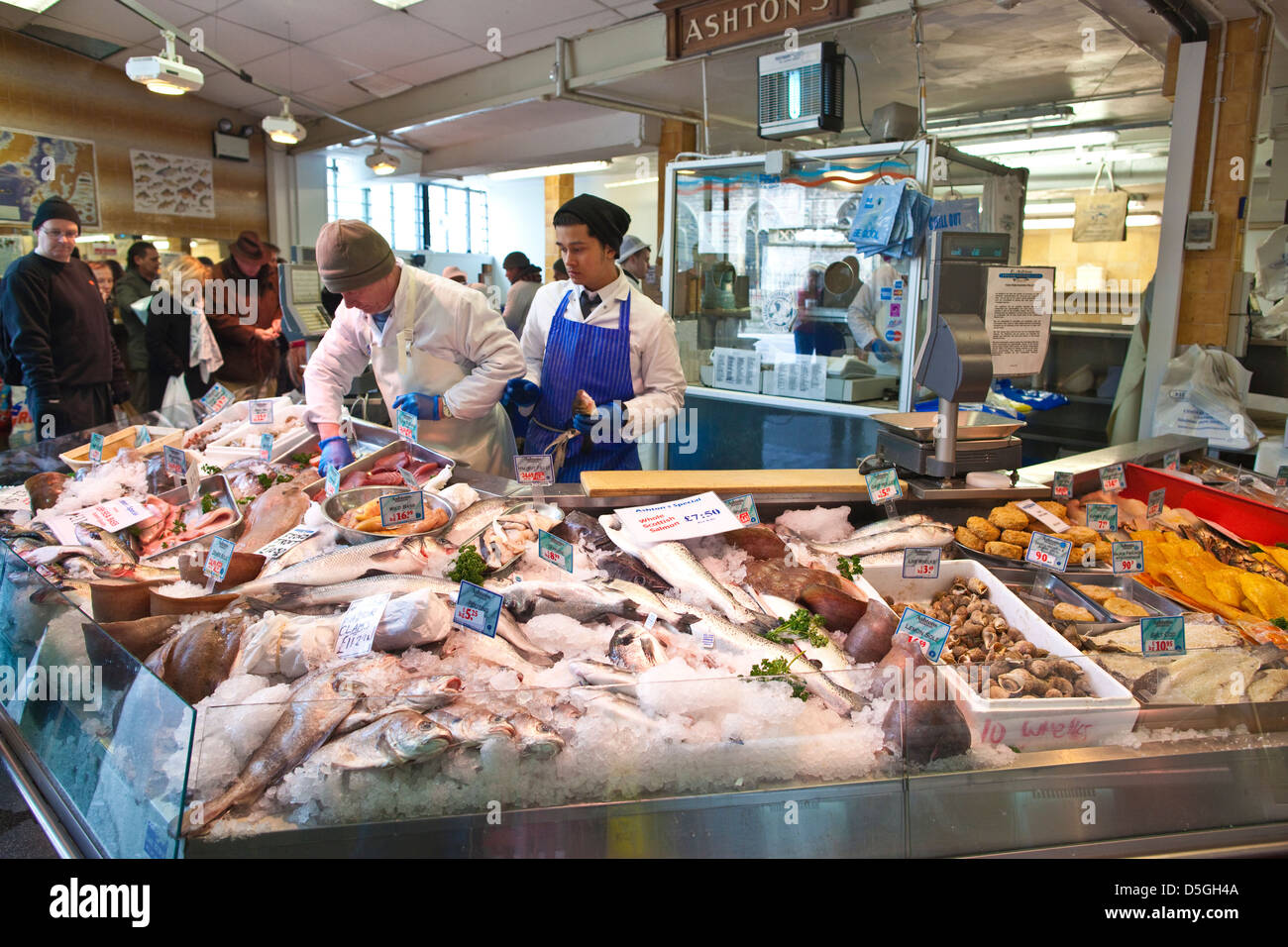 Ashton's pescivendoli, Cardiff Central Market, Wales, Regno Unito Foto Stock
