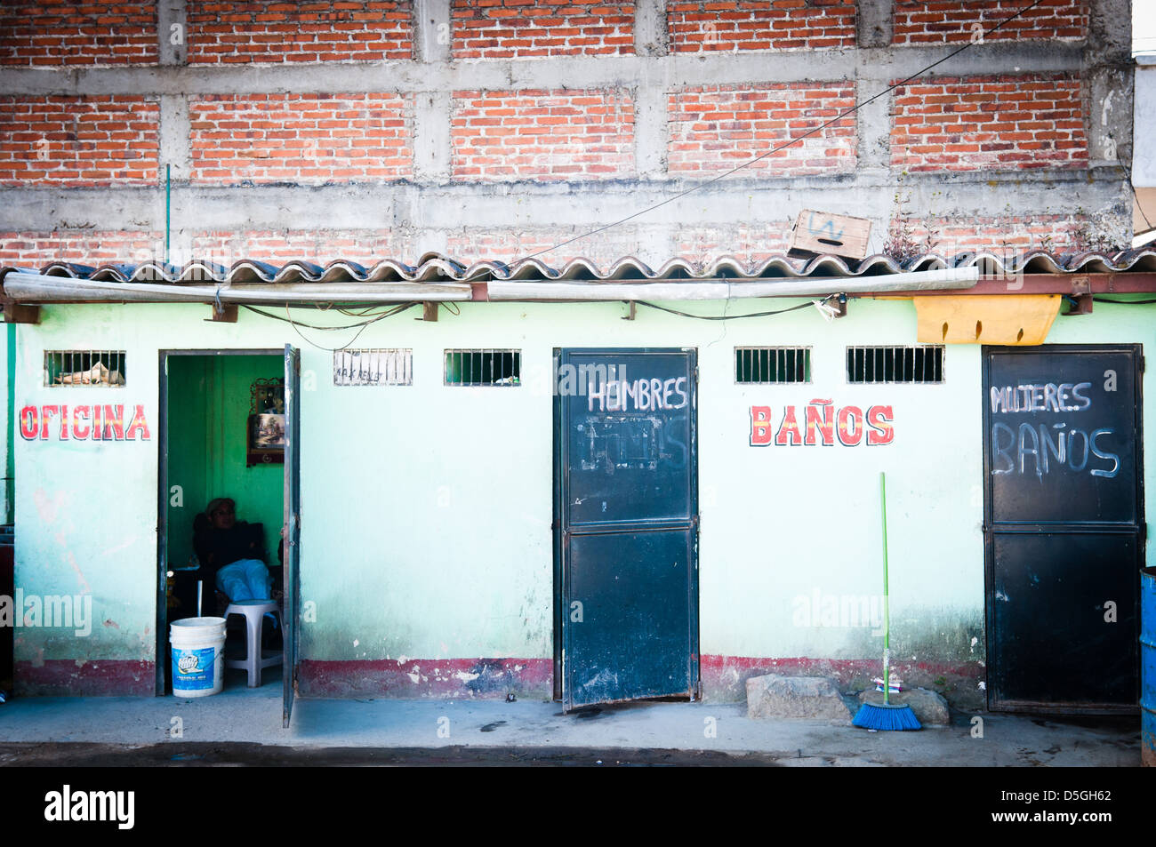 "Bagni" su un parcheggio ! Tecpan, Guatemala , America Centrale Foto Stock