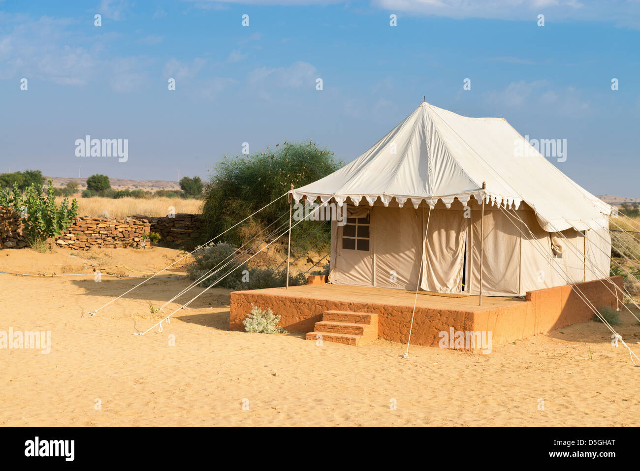 Tenda in campeggio hotel per turisti nel deserto di Thar sotto il cielo blu Foto Stock