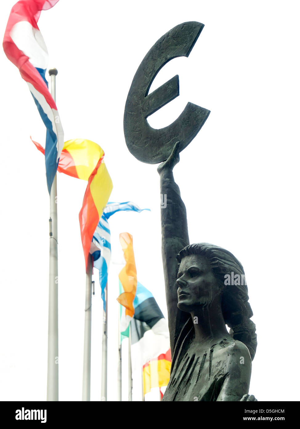 Scultura in bronzo della dea Europa tenendo in mano un simbolo valuta Euro. Bruxelles, Belgio Foto Stock