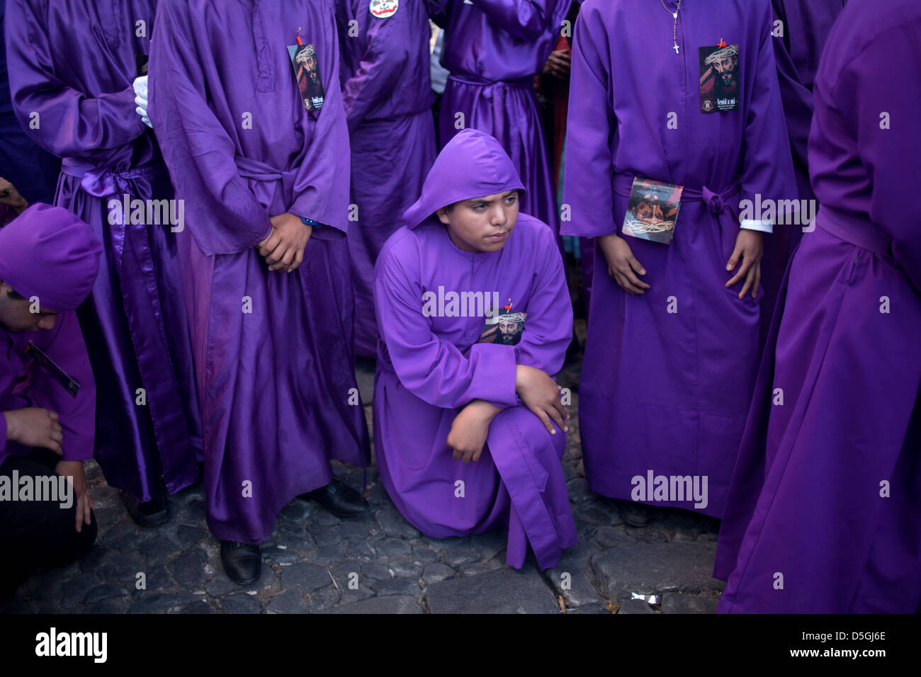 Un penitente si inginocchia in Gesù Nazareno del jordon processione durante le festività di pasqua settimana santa a La Antigua Guatemala Foto Stock