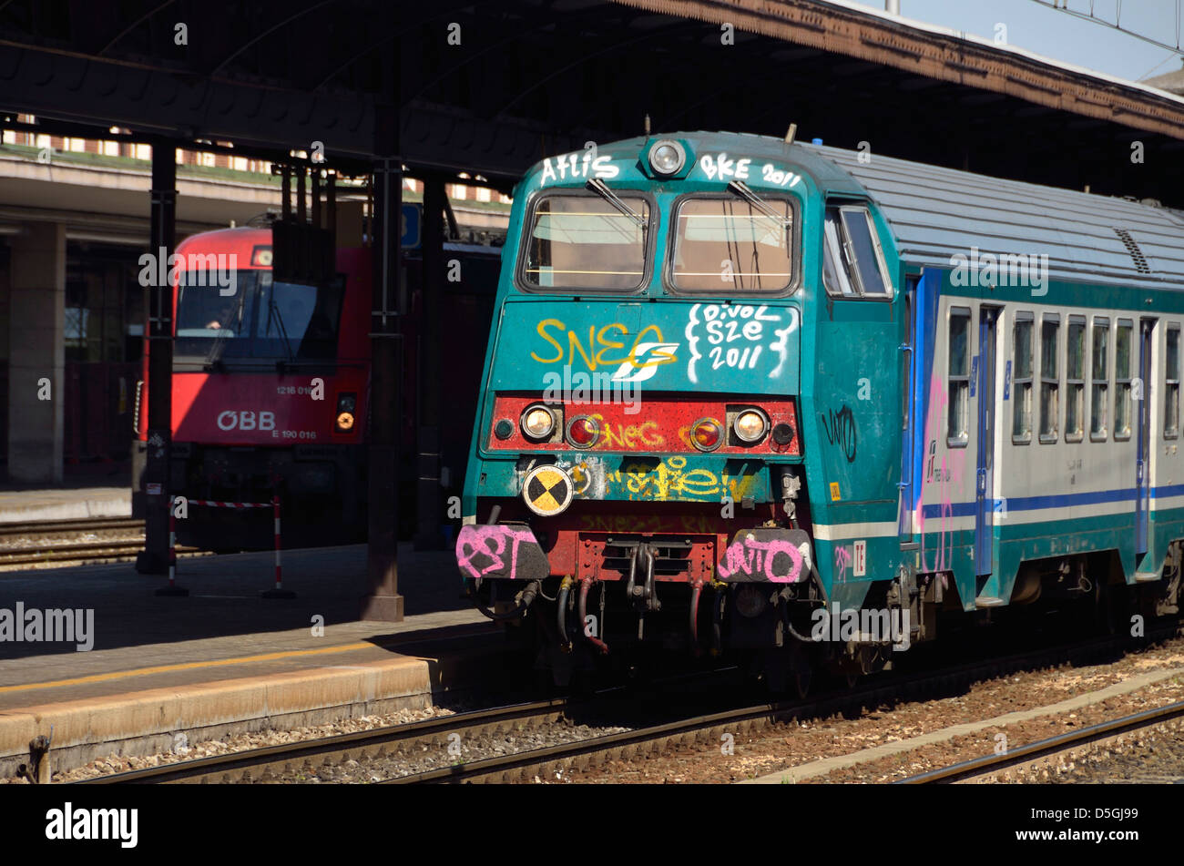 Grafitti pasenger sul treno motore in Italia. Foto Stock