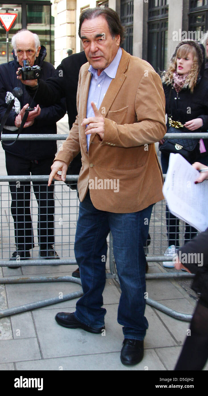 Londra, Regno Unito. Il 2 aprile 2013. Regista Oliver Stone visto alla BBC radio due studios di Londra. Credito: WFPA / Alamy Live News Foto Stock