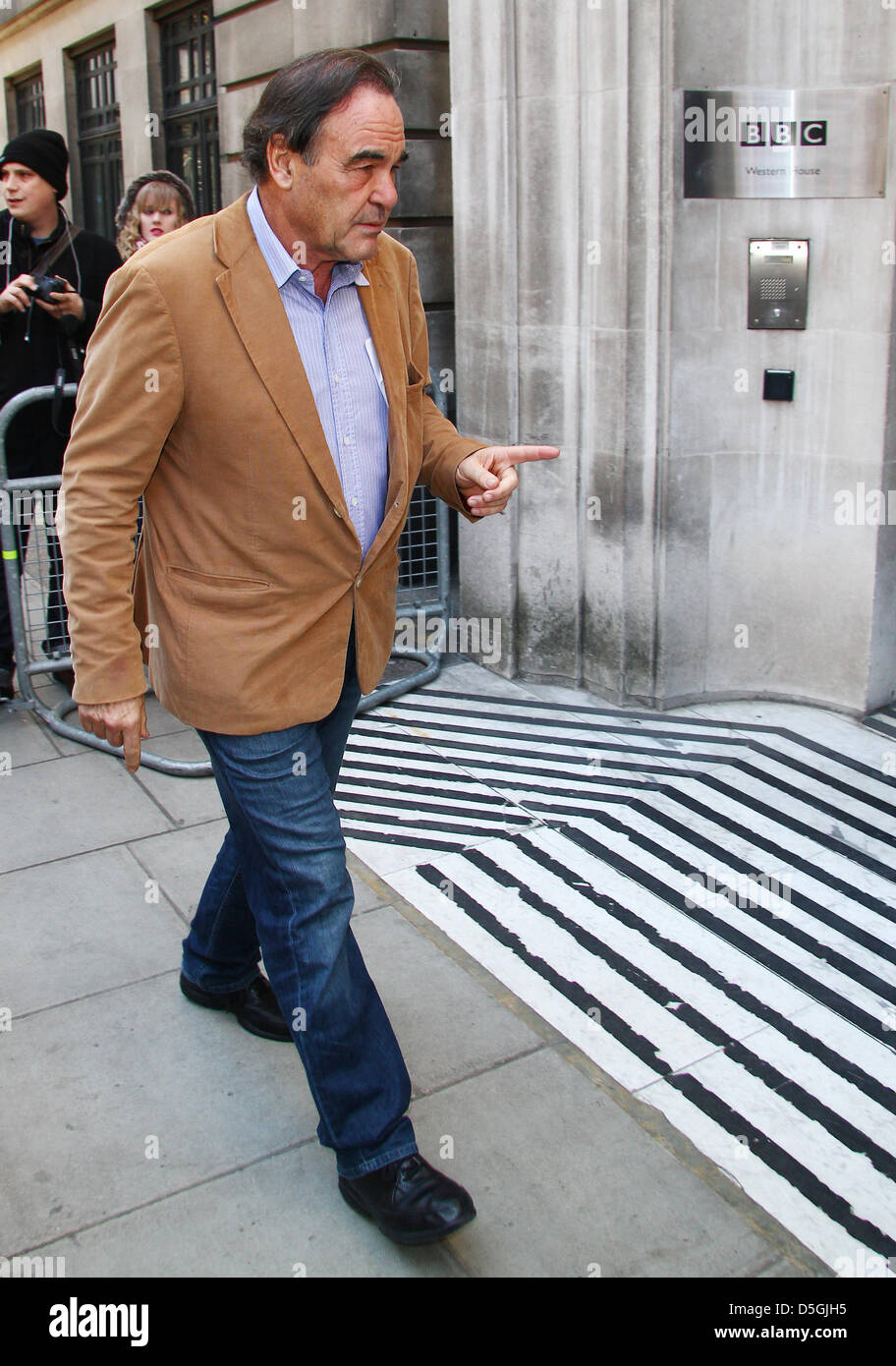 Londra, Regno Unito. Il 2 aprile 2013. Regista Oliver Stone visto alla BBC radio due studios di Londra. Credito: WFPA / Alamy Live News Foto Stock