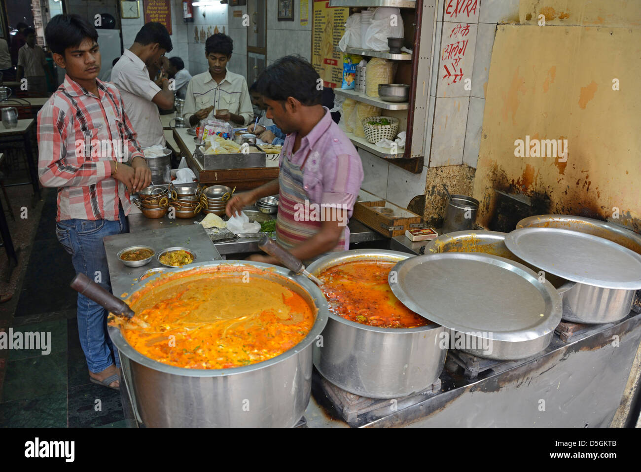 Un curry house di Chandni Chowk, Vecchia Delhi, India Foto Stock