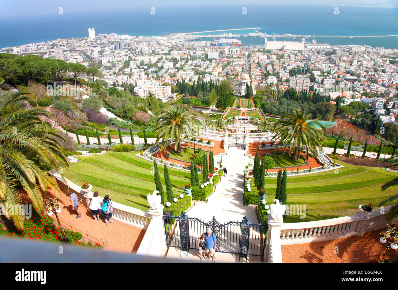 Vista di Haifa dalla sommità del Monte Carmelo che mostra il porto di Haifa, Haifa, Israele, Medio Oriente Foto Stock