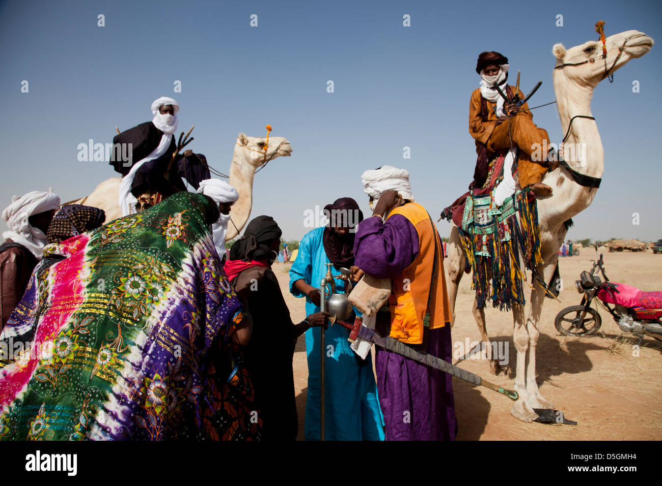 I nomadi Wodaabe ottenere acqua da un rubinetto durante il festival di Gerewol, Niger Foto Stock