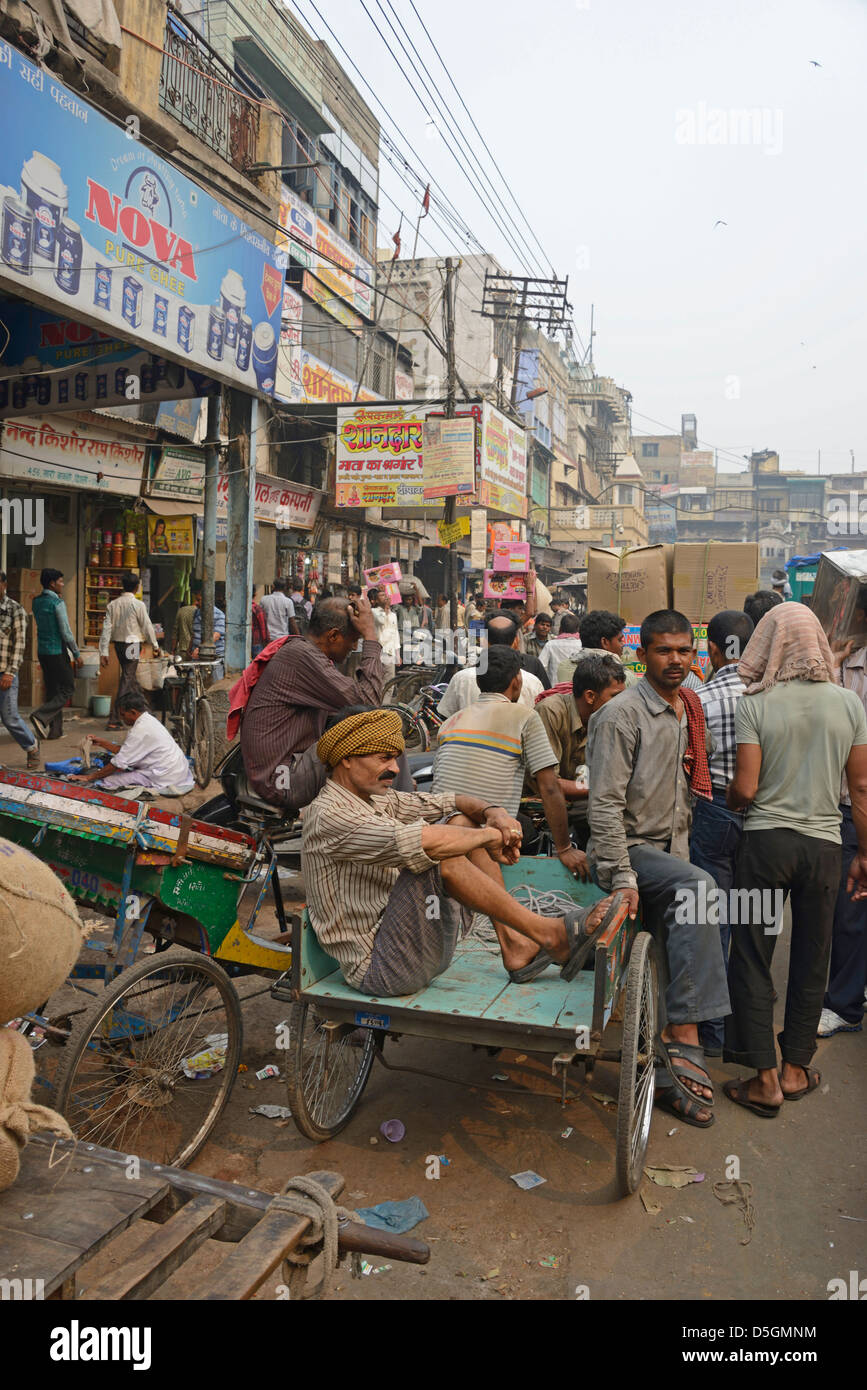 Il traffico e il trambusto di una scena di mercato di strada indiana in Khari Baoli Road, Chandni Chowk, Old Delhi, India Foto Stock