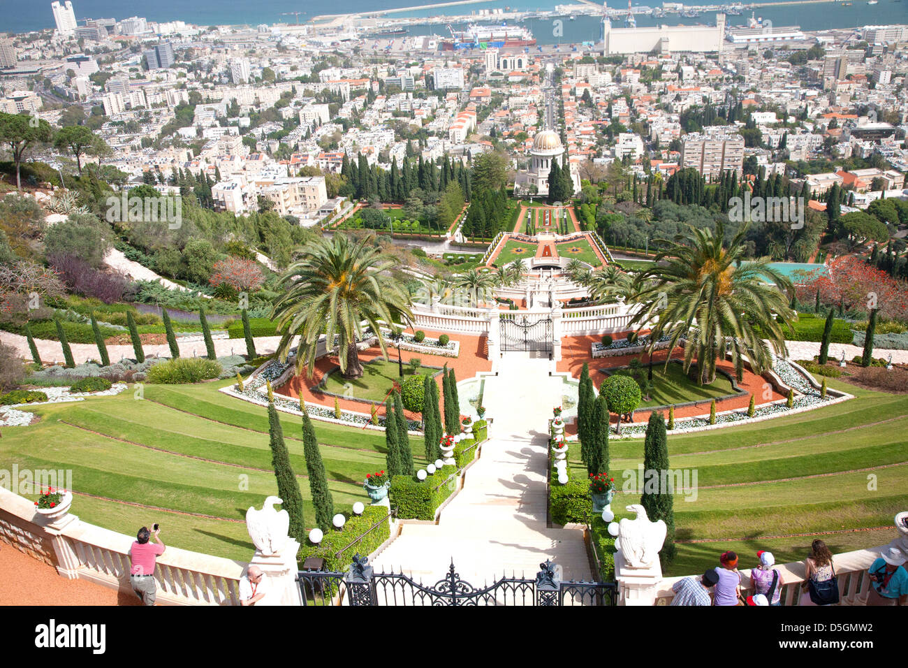 Vista di Haifa dalla sommità del Monte Carmelo che mostra il porto di Haifa, Haifa, Israele, Medio Oriente Foto Stock