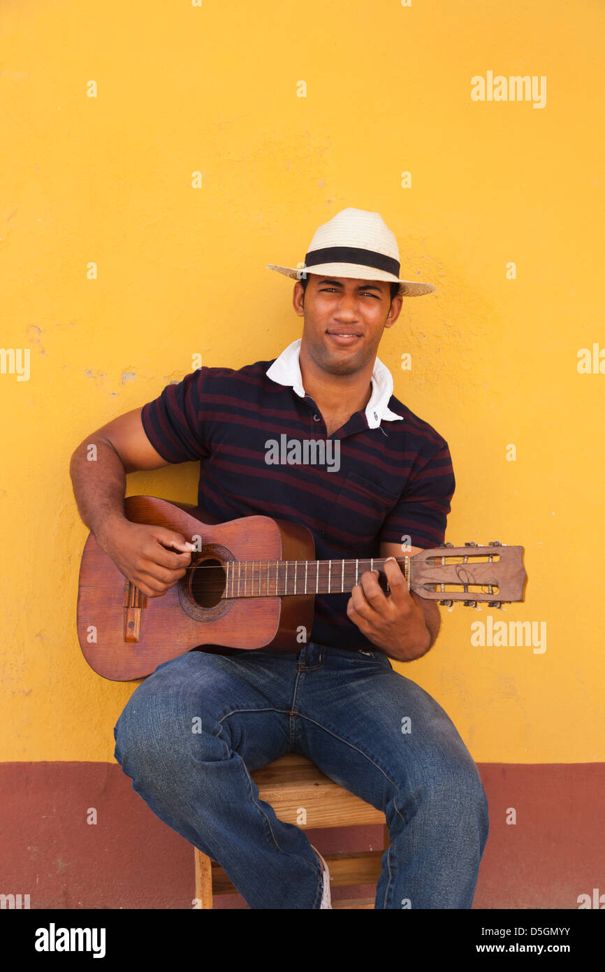 Cuba, Sancti Spiritus Provincia, Trinidad, musicista di strada, giovane uomo cubano. Foto Stock