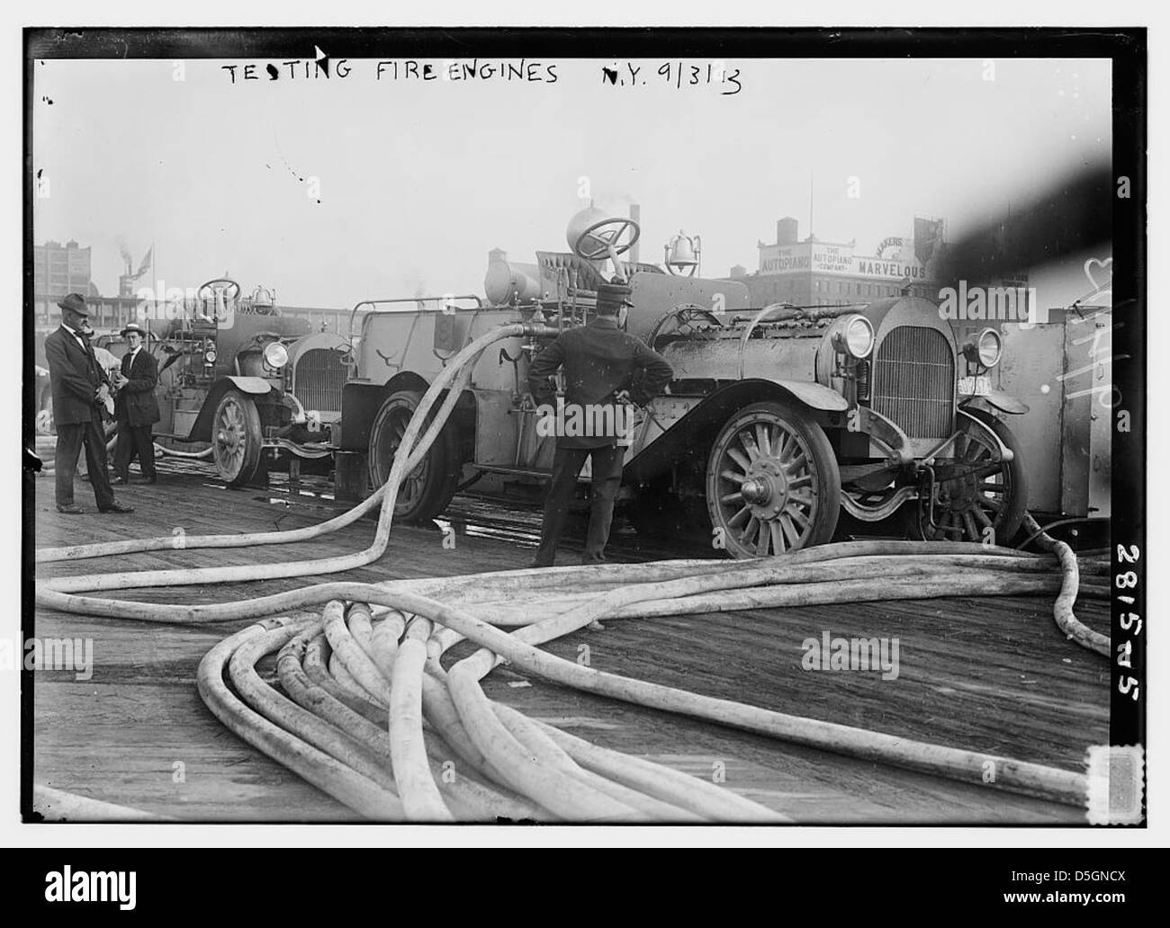 Una foto che mostra i test dei motori antincendio e delle manichette a New York il 3 settembre 1913. L'immagine cattura la pressione dell'acqua e l'efficienza delle attrezzature antincendio. Foto Stock